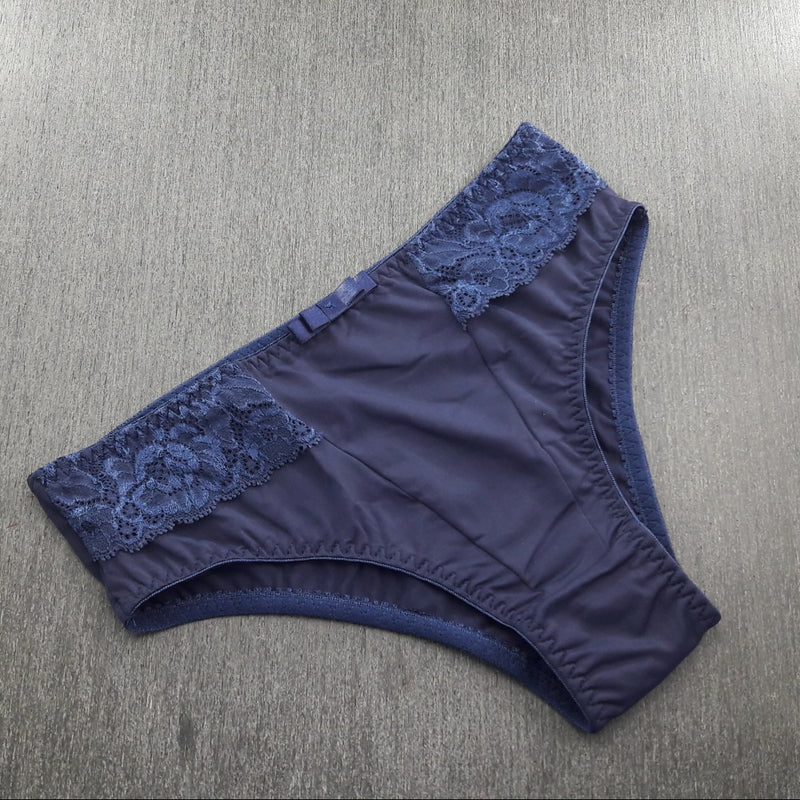 Calça Microfibra e Detalhe Renda