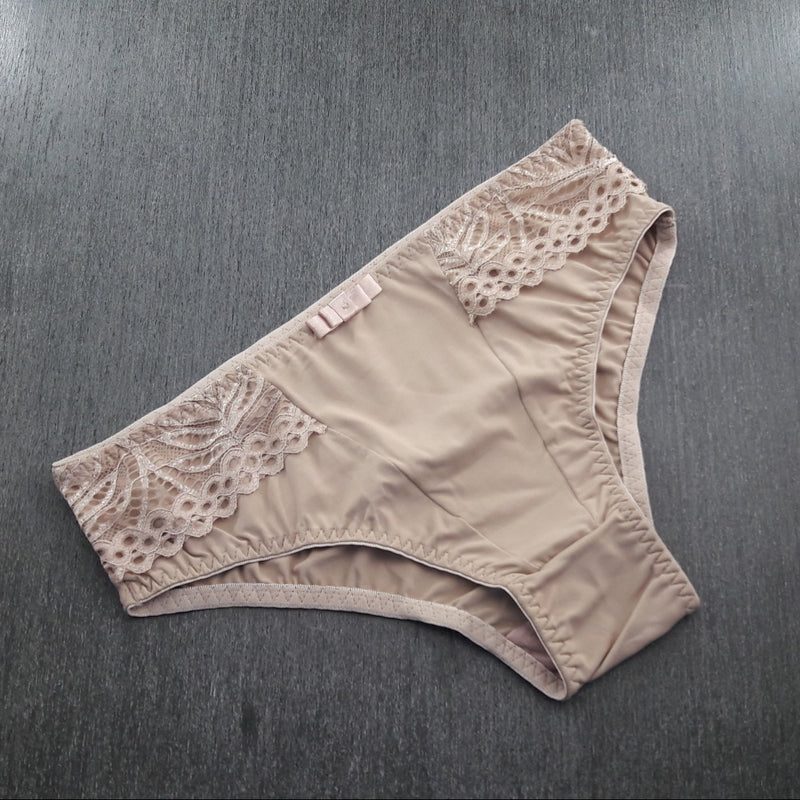 Calça Microfibra e Detalhe Renda
