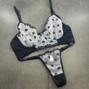 Conjunto de Lingerie Romântica em Renda e Guipir Bordado com Corações